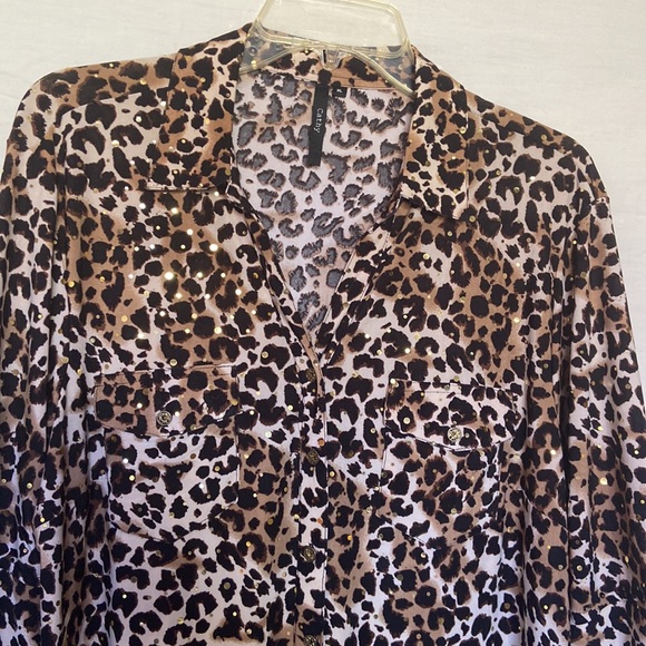 Cathy Animal Print Blouse Size XL Two Front Pockets Button Down Roll Tab Sleeve - Picture 2 of 9